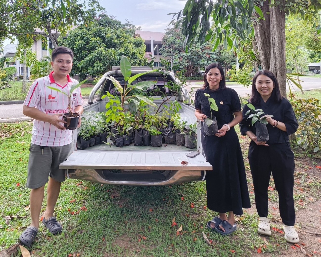 สพอ.แม่ทะ :ขอขอบคุณศูนย์ศึกษาและพัฒนาชุมชนลำปาง สนับสนุนกล้าพันธุ์ไม้
